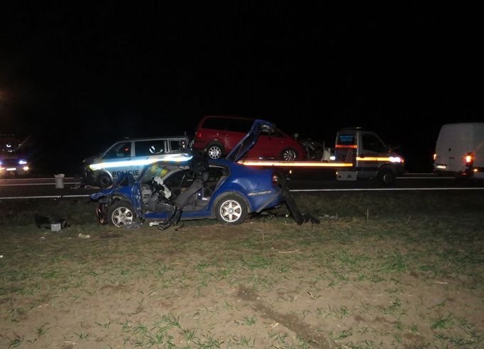 Osobní auto u obce Trnové Pole na Znojemsku čelně narazilo v noci na středu do stojícího vozidla policistů.