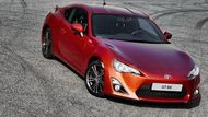 Toyota GT86 (prodaly se 3 kusy) - Na lehký sportovní vůz se těšili všichni nadšení řidiči, kteří rádi jezdí bokem, ale nemají tolik peněz na rozhazování. Zábavné auto s pohonem zadních kol už ale asi naplnilo jejich tužby. Za půl roku se našli jen tři noví majitelé.