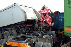 Srážka tří kamionů uzavřela hlavní tah z Hradce na Polsko