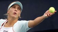 Nicole Vaidišoví při nadhozu na podání ve druhém kole US Open v zápase proti Rusce Židkovové.