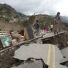 Nepřetržité lijáky způsobily v bolivijském La Pazu velký sesuv půdy, který zničil na čtyři sta domů ve čtvrti Valle de Flores. Lidé se procházejí po troskách svých obydlí, o která po sesuvech přišli.