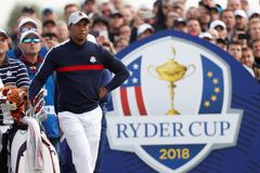 Po prvním dnu golfového Ryder Cupu vede Evropa, Woods v páru s Reedem prohrál
