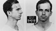 Kennedyho vražda je dodnes předmětem nejrůznějších spekulací a konspiračních teorií. Údajný vrah, čtyřiadvacetiletý Lee Harvey Oswald (na snímku), byl před zahájením soudního líčení zavražděn v budově dallaské policie místním majitelem nočního klubu Jackem Rubym. Ten byl za zabití Oswalda odsouzen k trestu smrti, ale ještě před odvolacím procesem v roce 1967 zemřel na rakovinu.