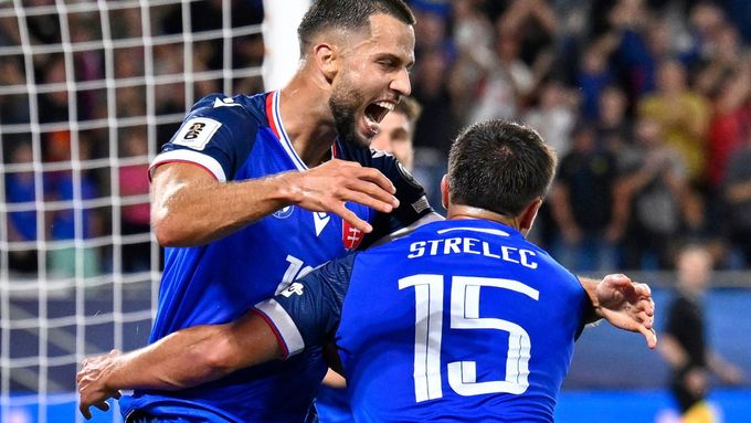 Dávid Hancko slaví spolu se střelcem druhé branky Davidem Strelcem.