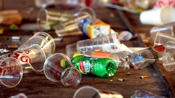 Za odhození odpadků vás může v Praze nově potkat pokuta