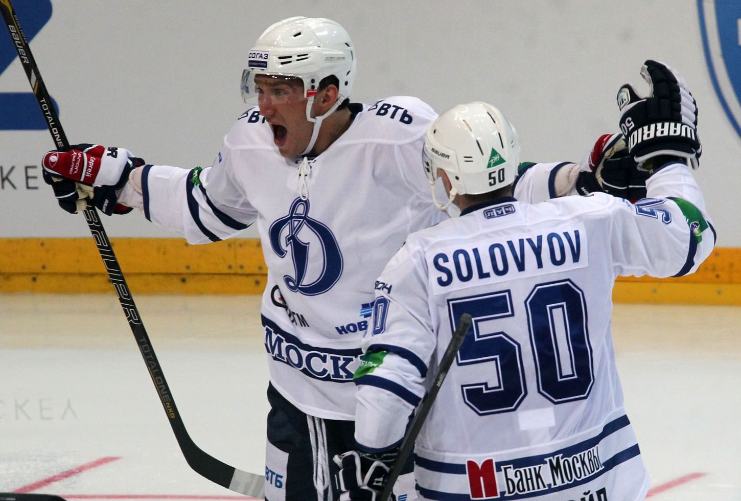 Hokejisté Dynama Moskva Alexandr Ovečkin (vlevo) a Maxim Solovjov slaví gól v utkání KHL 2012/13 proti Lvu Praha.