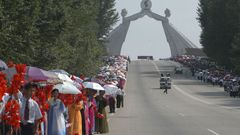 Lidé se účastní oslav Dne národního osvobození poblíž Oblouku znovusjednocení ve městě Pchjongjang v Severní Koreji 14. srpna 2005.