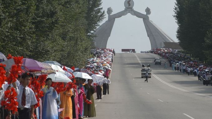 Oslavy Dne národního osvobození poblíž Oblouku znovusjednocení ve městě Pchjongjang v Severní Koreji 14. srpna 2005.