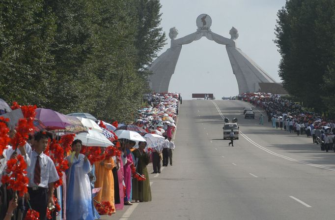 Oslavy Dne národního osvobození poblíž Oblouku znovusjednocení ve městě Pchjongjang v Severní Koreji 14. srpna 2005.