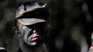 Německá vojákyně s krycím maskováním ze 6. roty Bundeswehru.