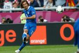 Ve 39. minutě střílí italský fotbalista Andrea Pirlo gól z volného přímého kopu skrz chorvatskou zeď.