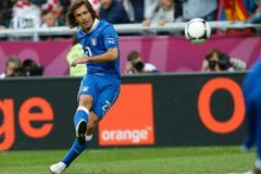 Pirlo vs. Özil. Válka fotbalových géniů určí finalistu Eura