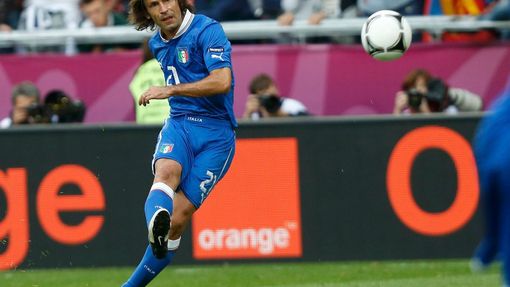 Italský fotbalista Andrea Pirlo střílí gól z volného přímého kopu přes chorvatskou zeď během utkání Chorvatska s Itálií ve skupině C na Euru 2012.
