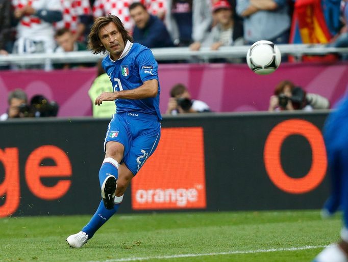 Italský fotbalista Andrea Pirlo střílí gól z volného přímého kopu přes chorvatskou zeď během utkání Chorvatska s Itálií ve skupině C na Euru 2012.