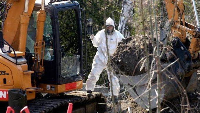 Pracovníci společnosti Dekonta pokračují v monitoringu, třídění a zajišťování nejvíce nebezpečných chemikálií v areálu nelegálního skladiště v Libčanech na Královehradecku.