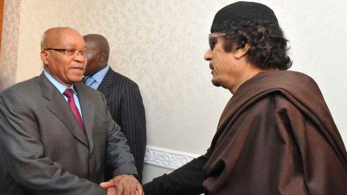 Muammar Kaddáfí se po týdnech ukázal světu, jednal o míru