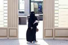 Saúdové poprvé v historii nechali volit i kandidovat ženy. Šance na zvolení je prý ale malá
