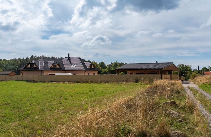Prostorný pozemek se podle katastru nachází na orné půdě. Majitel ale dostal povolení ke stavbě.