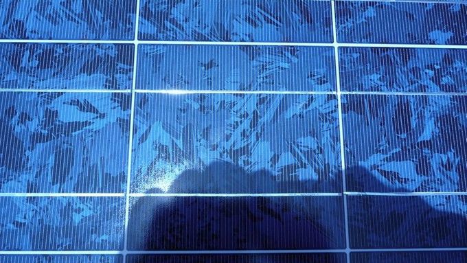 Detailní pohled na solární panel.
