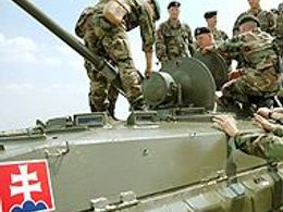 Slovenští vojáci a znak slovenské armády. Ilustrační fotka.