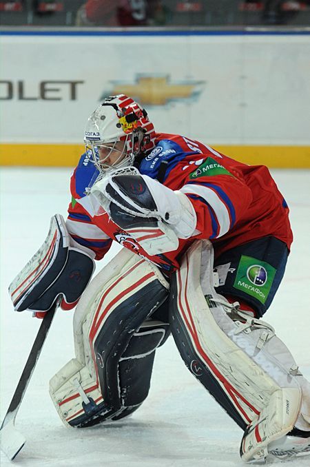 Hokejový brankář Lva Praha Jakub Štěpánek v utkání KHL 2012/13 proti Novosibirsku.