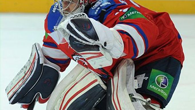 Hokejový brankář Lva Praha Jakub Štěpánek v utkání KHL 2012/13 proti Novosibirsku.