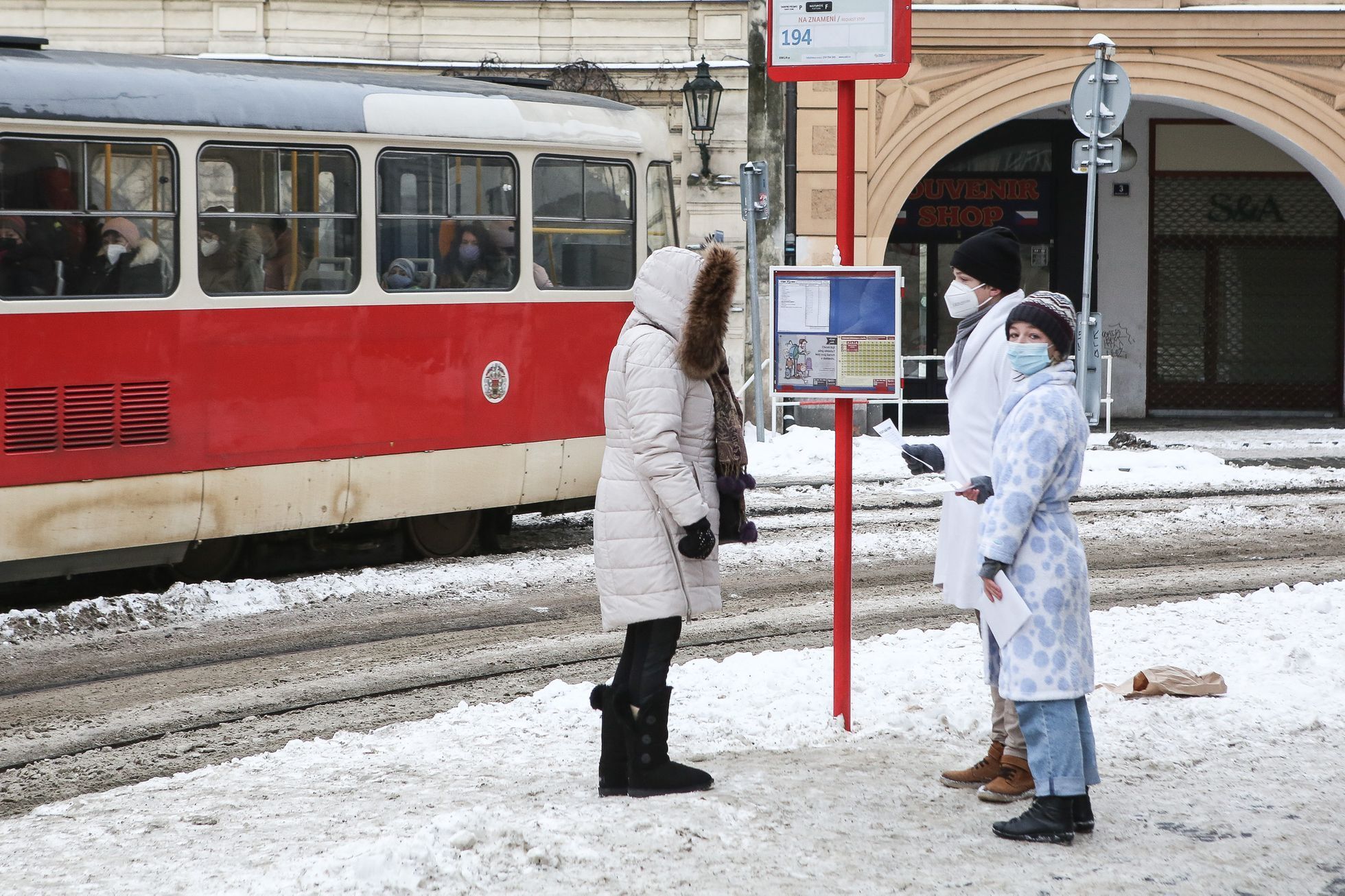 Protest studentů v županech za návrat do škol a podporu petice Nesmíme obětovat děti, 11. únor 2021