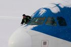 Sníh zavřel letiště včetně Ruzyně, umrzli další lidé