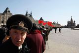 Účastník komunistického mítinku na Rudém náměstí.