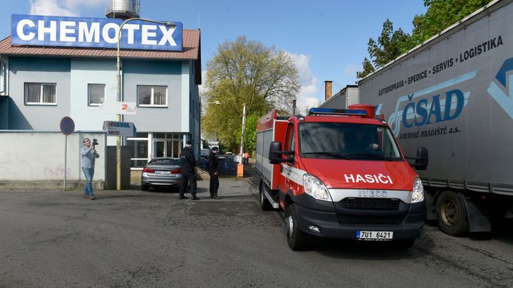 Policie obvinila tři lidi kvůli úniku fenolu v Děčíně, dva lidé při neštěstí zemřeli