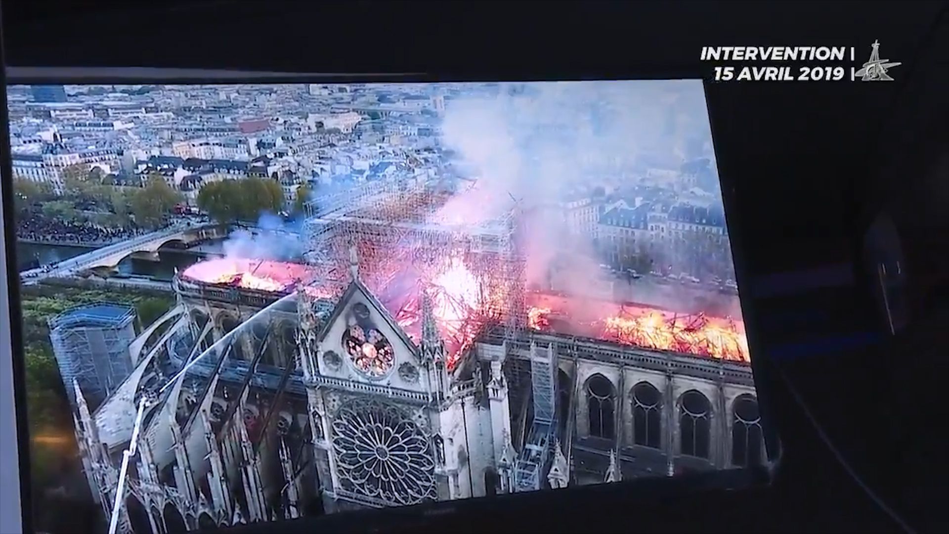 Paříští hasiči zveřejnili video z hašení Notre-Dame