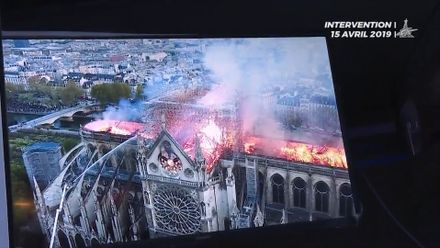 Pařížští hasiči zveřejnili záběry, jak hasili požár katedrály Notre-Dame