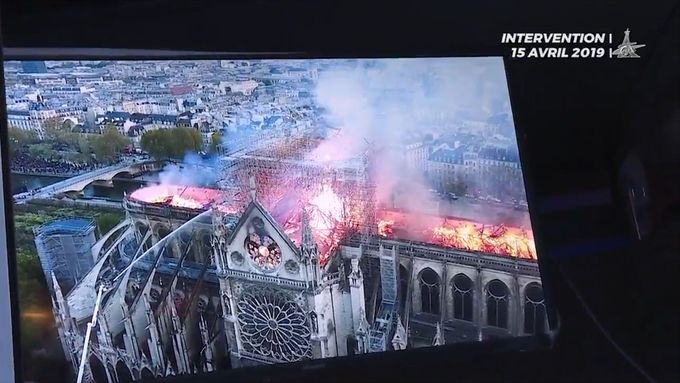 Více než 400 hasičů se pokoušelo zvládnout pondělní požár slavné katedrály Notre-Dame v Paříži.