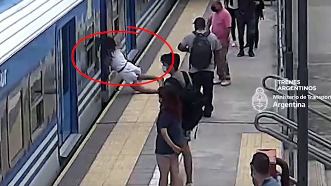 Žena omdlela a spadla pod přijíždějící metro