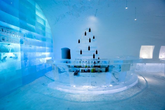 Umělci: Åke Larsson, Mats Nilsson and Jens Thoms Ivarsson Místo: ABSOLUT ICEBAR JUKKASJÄRVI