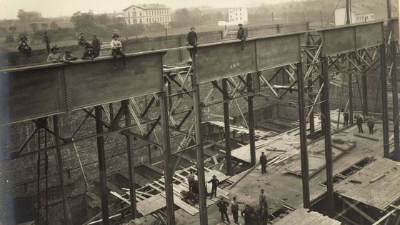 Slavná fotka dělníků při stavbě mrakodrapu v New Yorku v roce 1932? Ne. Výstavba elektrárny Trmice v roce 1914.