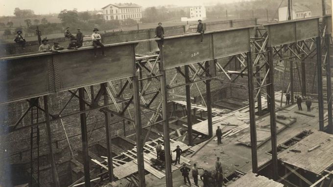 Slavná fotka dělníků při stavbě mrakodrapu v New Yorku v roce 1932? Ne. Výstavba elektrárny Trmice v roce 1914.