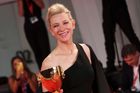 Benátský festival vyhrál film o opioidové krizi, uspěli také Blanchettová a Farrell