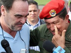 Oliver Stone a Hugo Chávez ve venezuelském Santo Domingu. Americký režisér však přiletěl nadarmo.