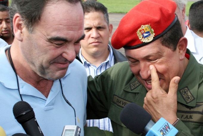 Oliver Stone a Hugo Chávez ve venezuelském Santo Domingu. Americký režisér však přiletěl nadarmo.