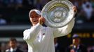 Barbora Krejčíková s trofejí pro wimbledonskou vítězku