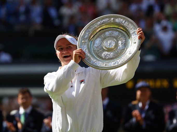 Barbora Krejčíková s trofejí pro wimbledonskou vítězku