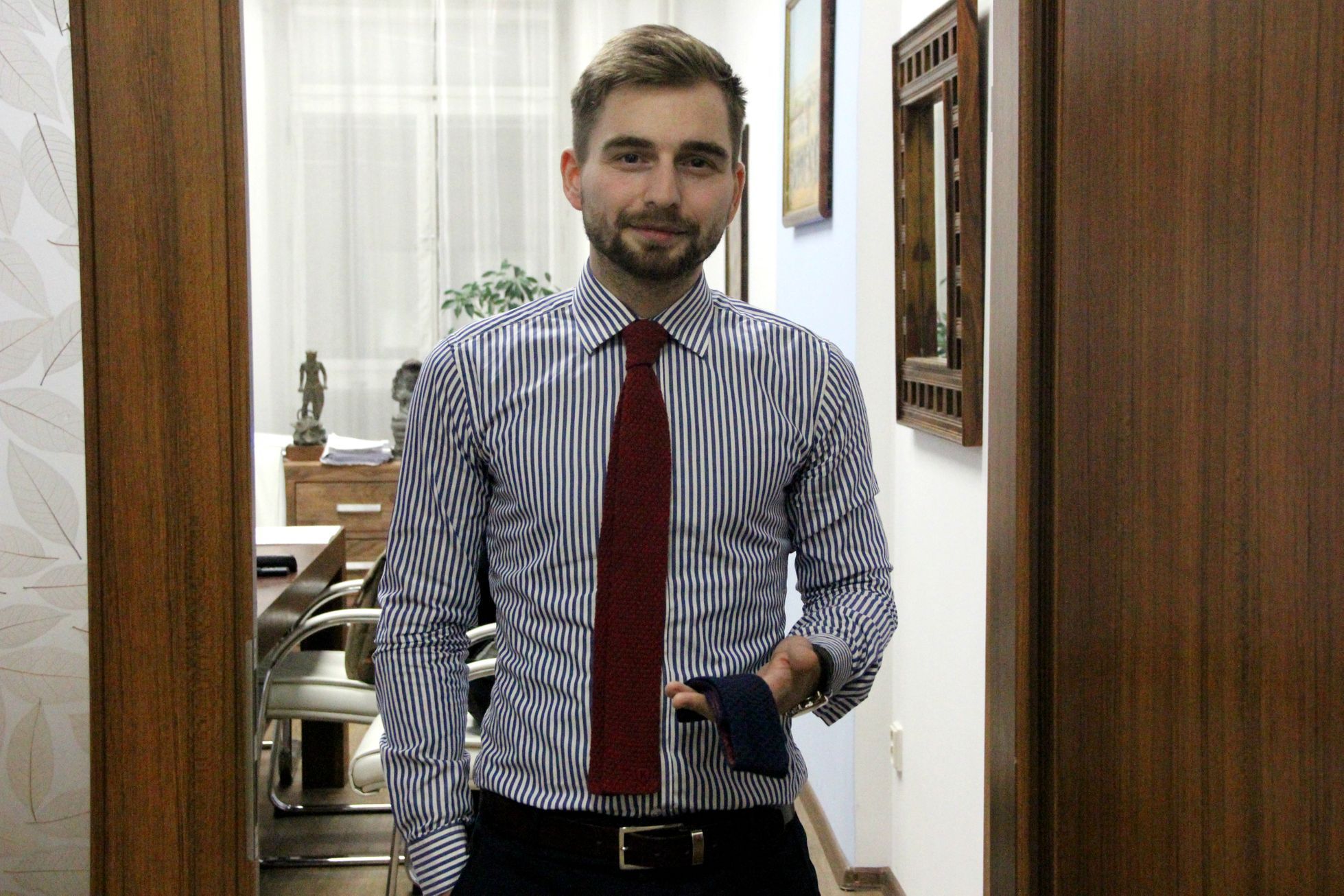 Karel Jandásek se svými pletenými kravatami v advokátní kanceláři, kde pracuje jako koncipient.