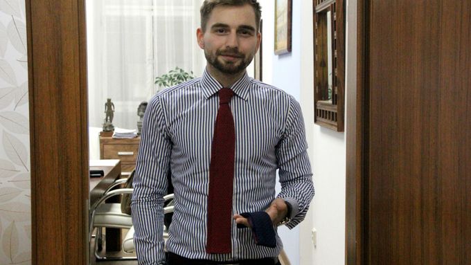 Karel Jandásek se svými pletenými kravatami v advokátní kanceláři, kde pracuje jako koncipient.