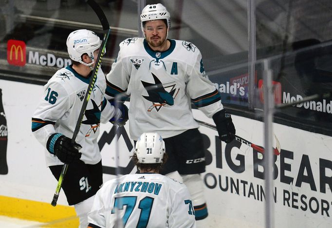 Tomáš Hertl, Ryan Donato a Nikolaj Knyžov slaví branku San Jose