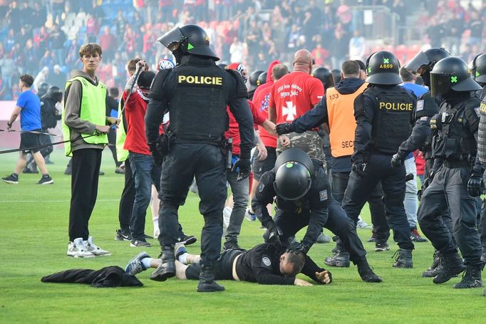 Těžkooděnci zasahují proti fanouškům Plzně a Sparty