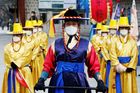 Tradiční výměna stráží před královským palácem Deoksu v jihokorejském Soulu (Heo Ran / Reuters).