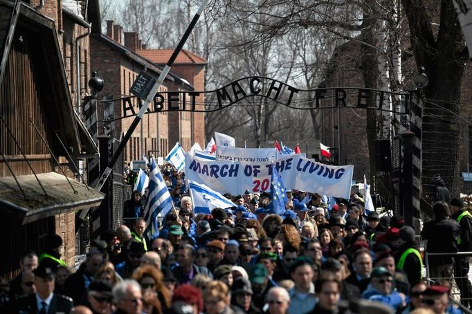 Pochod vyrazil od brány s nápisem "Arbeit macht frei".