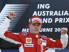Finský pilot Kimi Räikkönen z Ferrari slaví vítězství ve Velké ceně Austrálie.