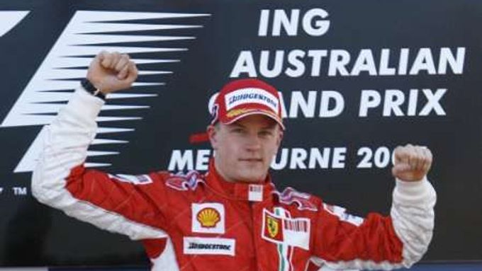 Finský pilot Kimi Räikkönen z Ferrari slaví vítězství ve Velké ceně Austrálie.